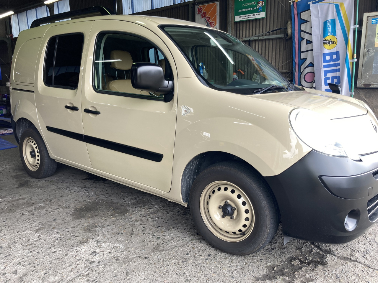 Renault　Kangoo　ATF交換でご入庫です。