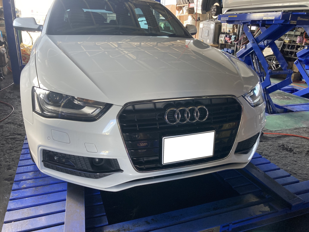 Audi A4 エレクトリックパーキングブレーキ動作不良で入庫しました。