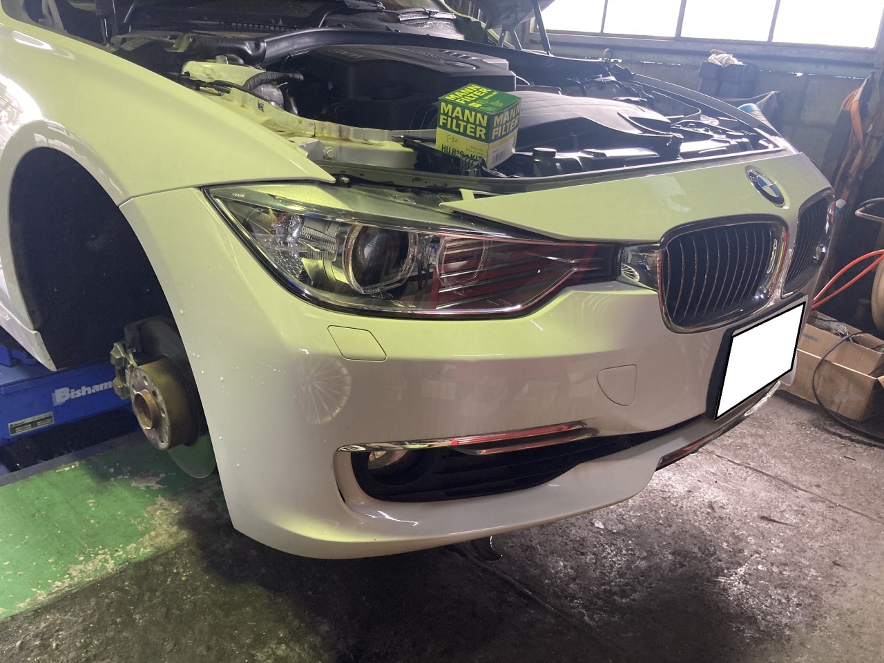 BMW 320i 車検・２４カ月点検整備で入庫しました。