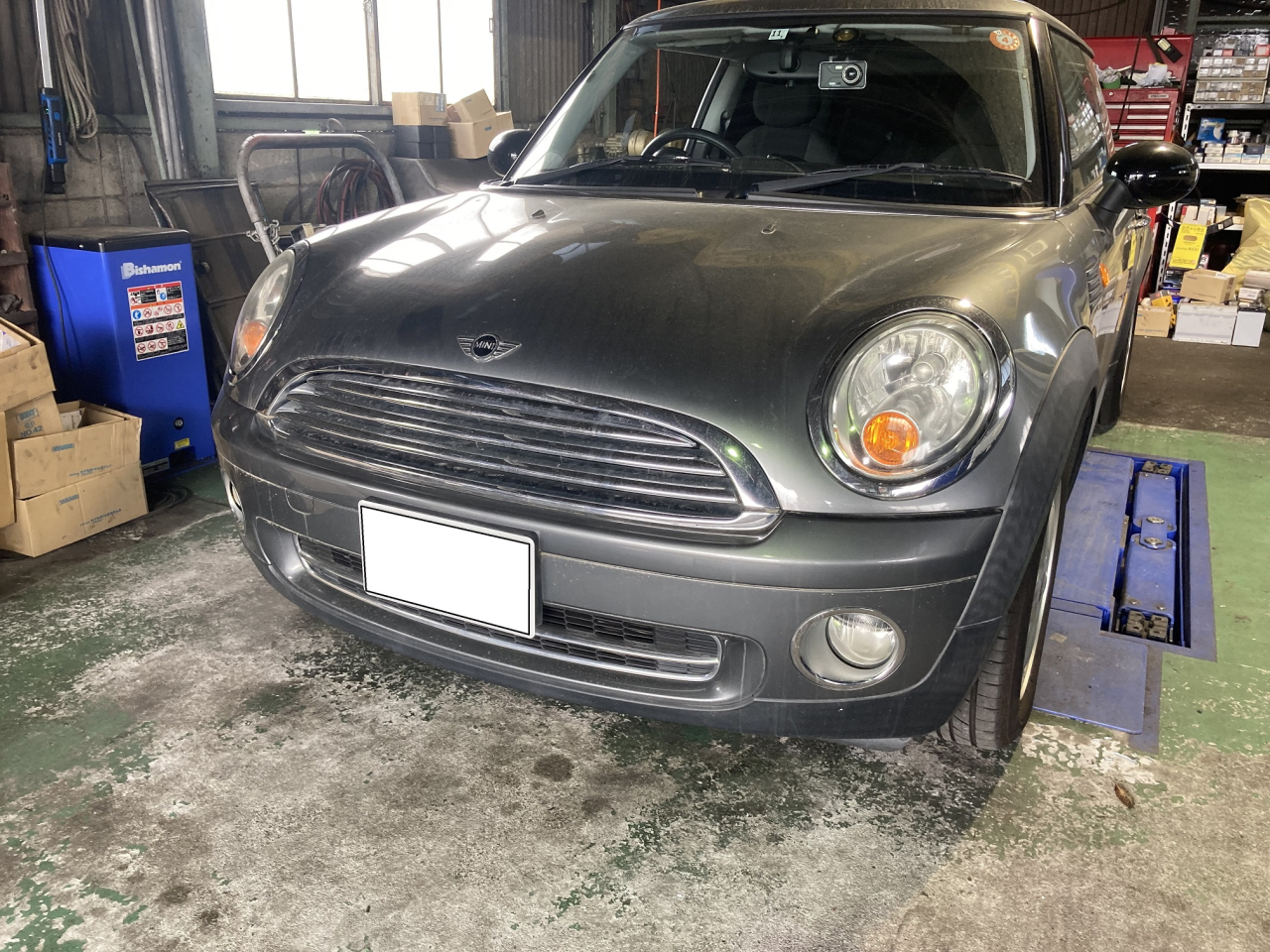 R56 MINI COOPERタイミングチェーン交換他修理で入庫です。